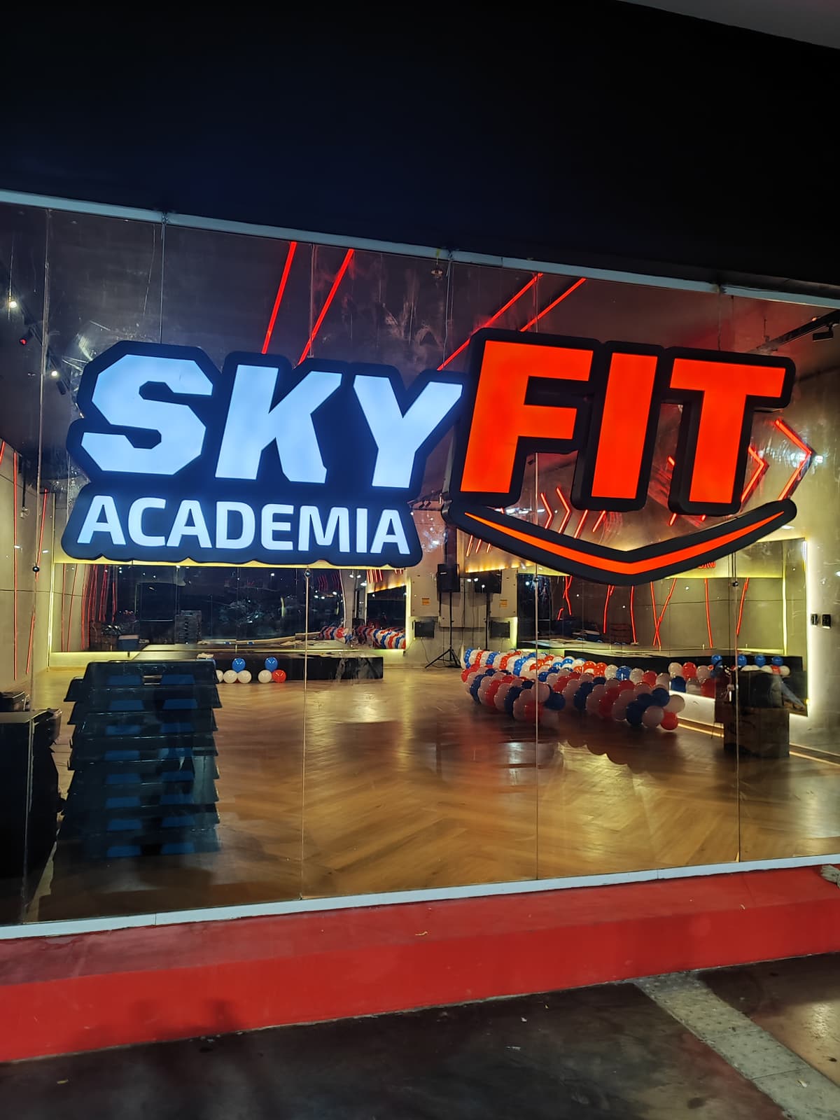 SkyFit Academia - Letreiro iluminado