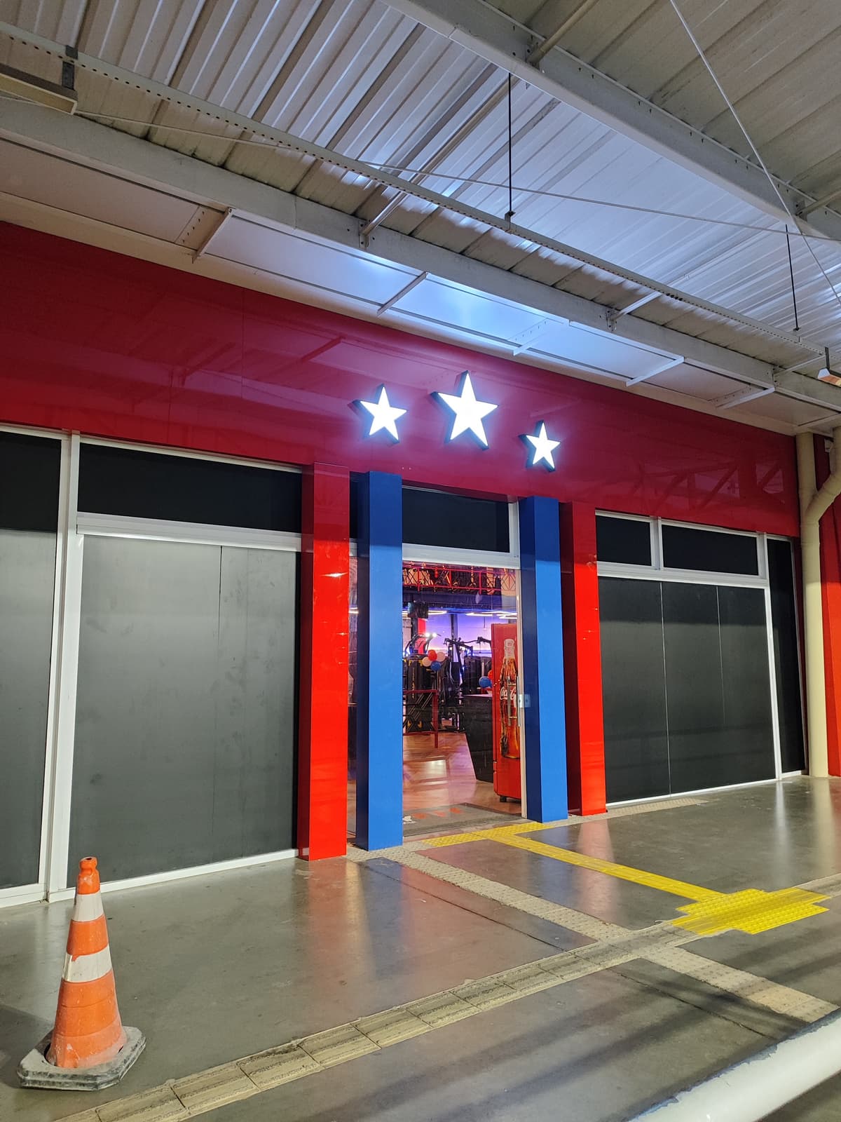 Fachada com estrelas iluminadas