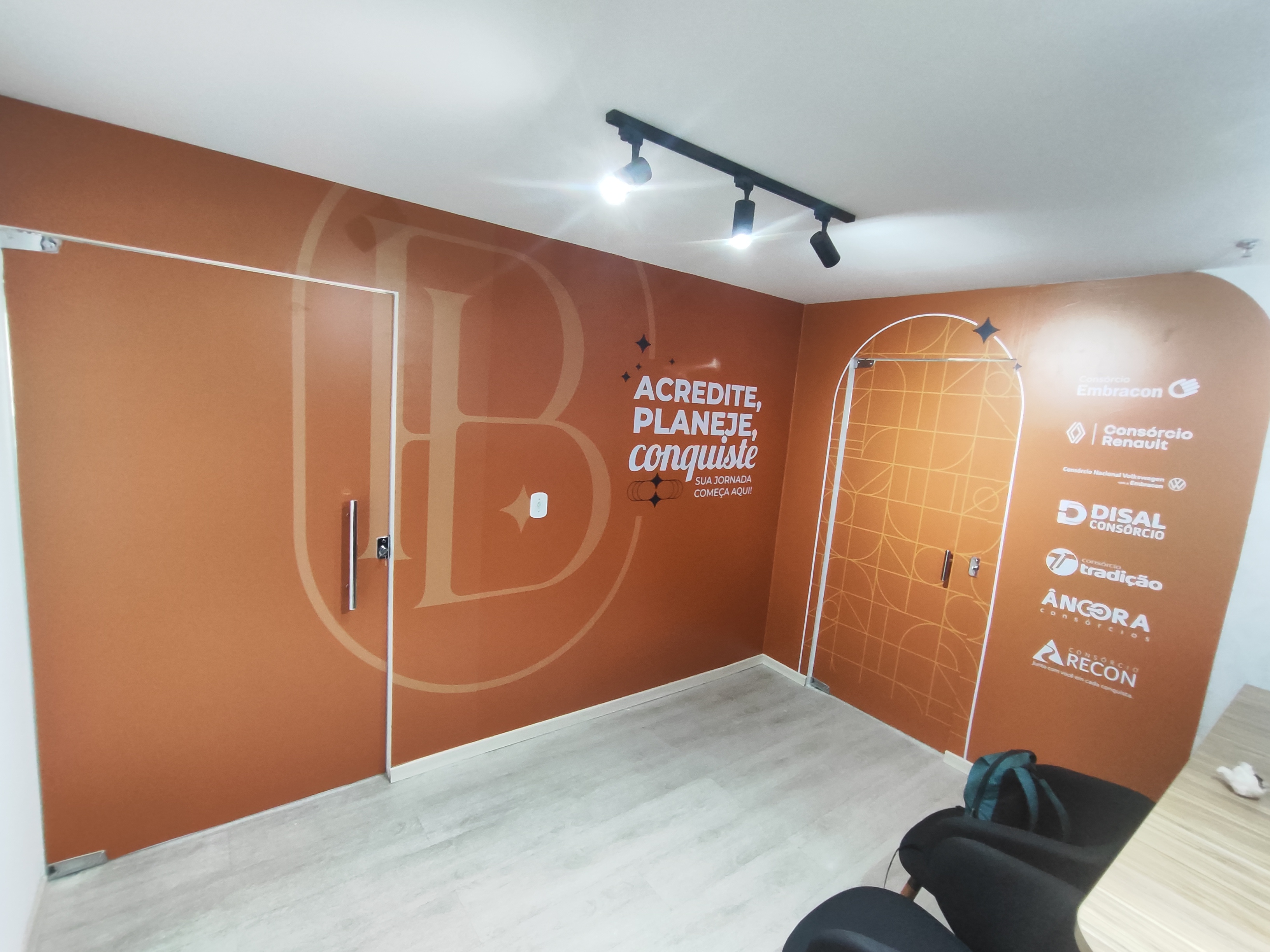 Escritório de Consórcios - Adesivação completa