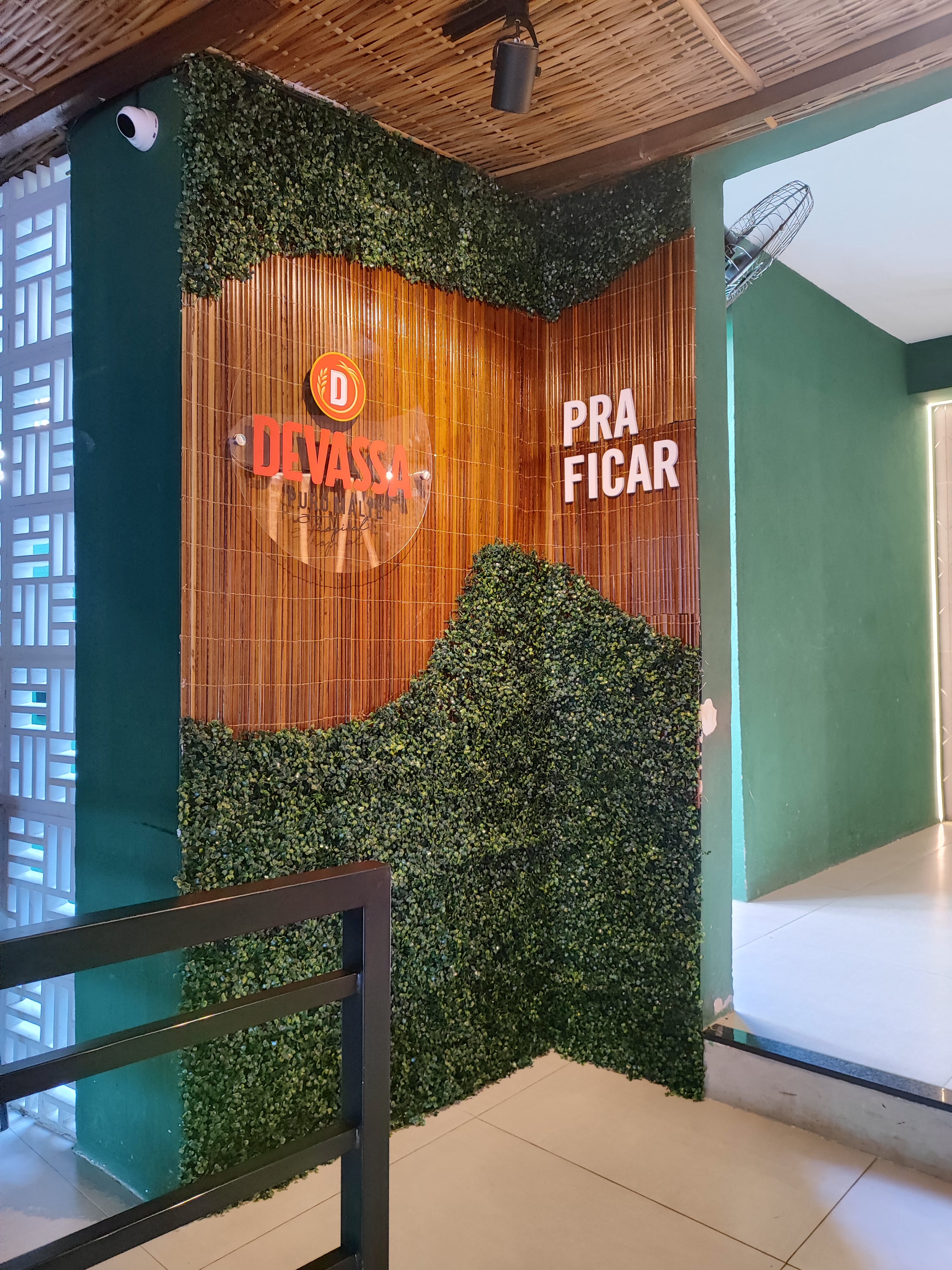 Devassa - Parede decorativa com muro inglês