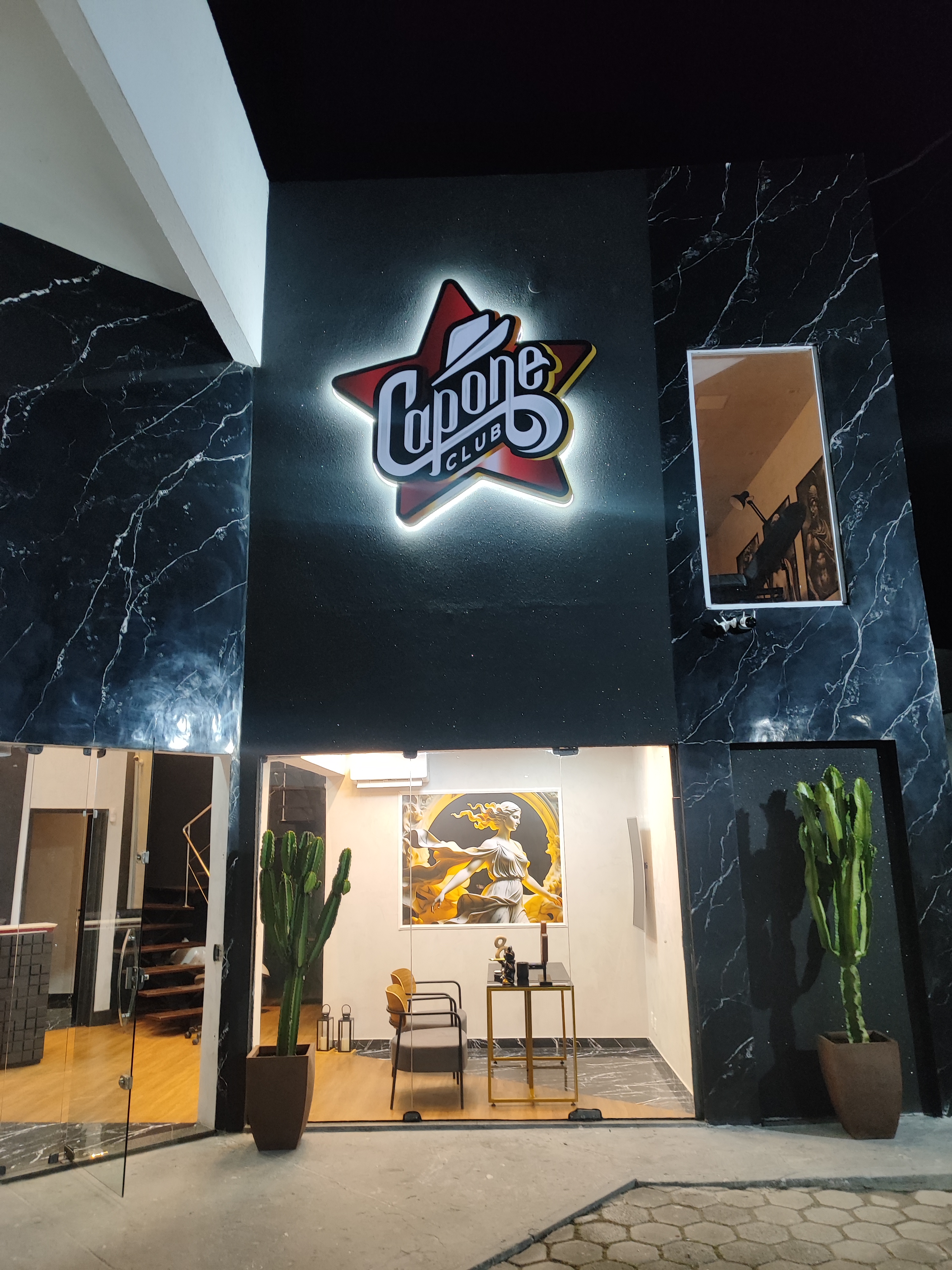 Capone Club - Fachada noturna