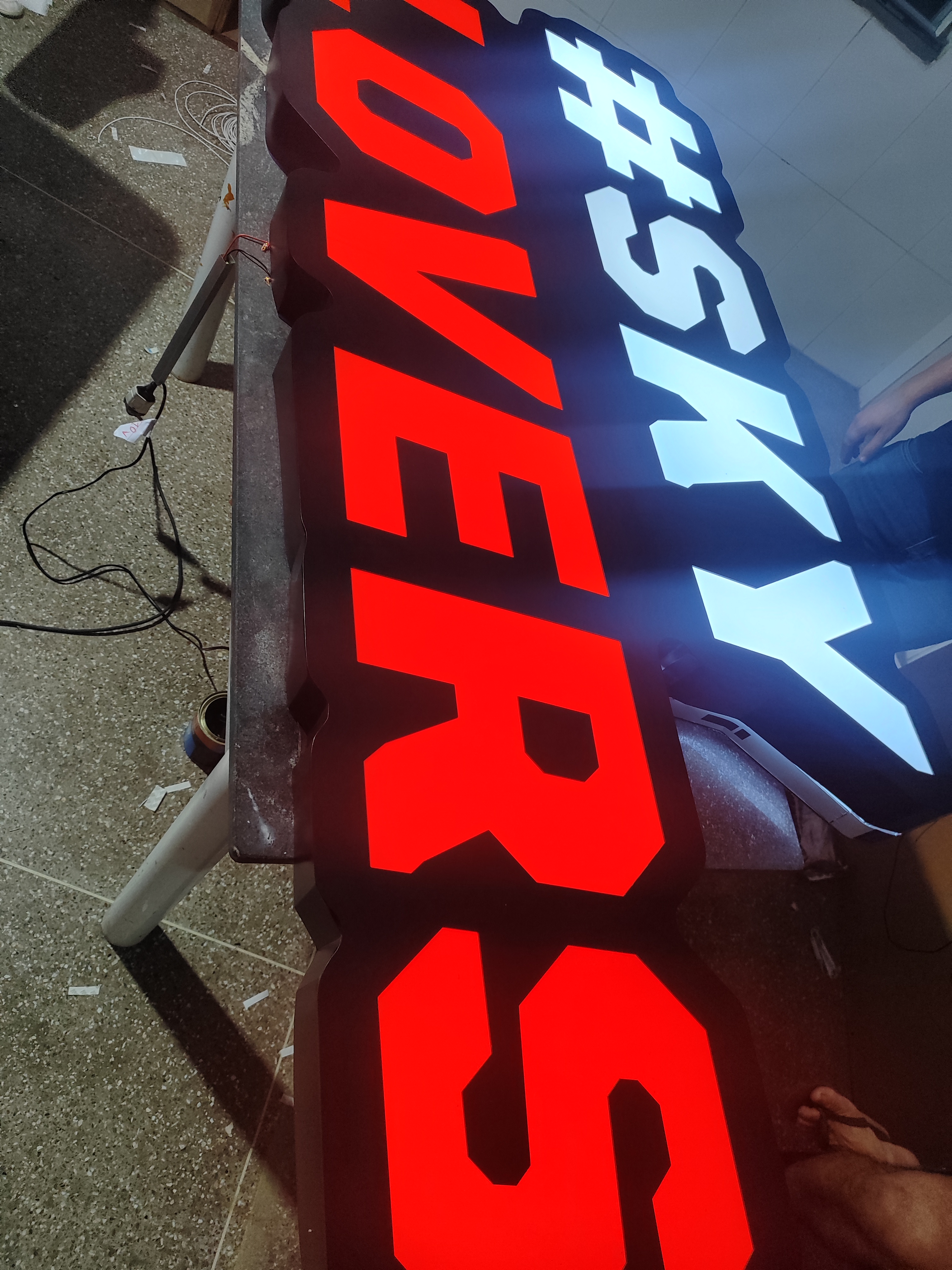 Lovers Sky - Letreiro vermelho e branco