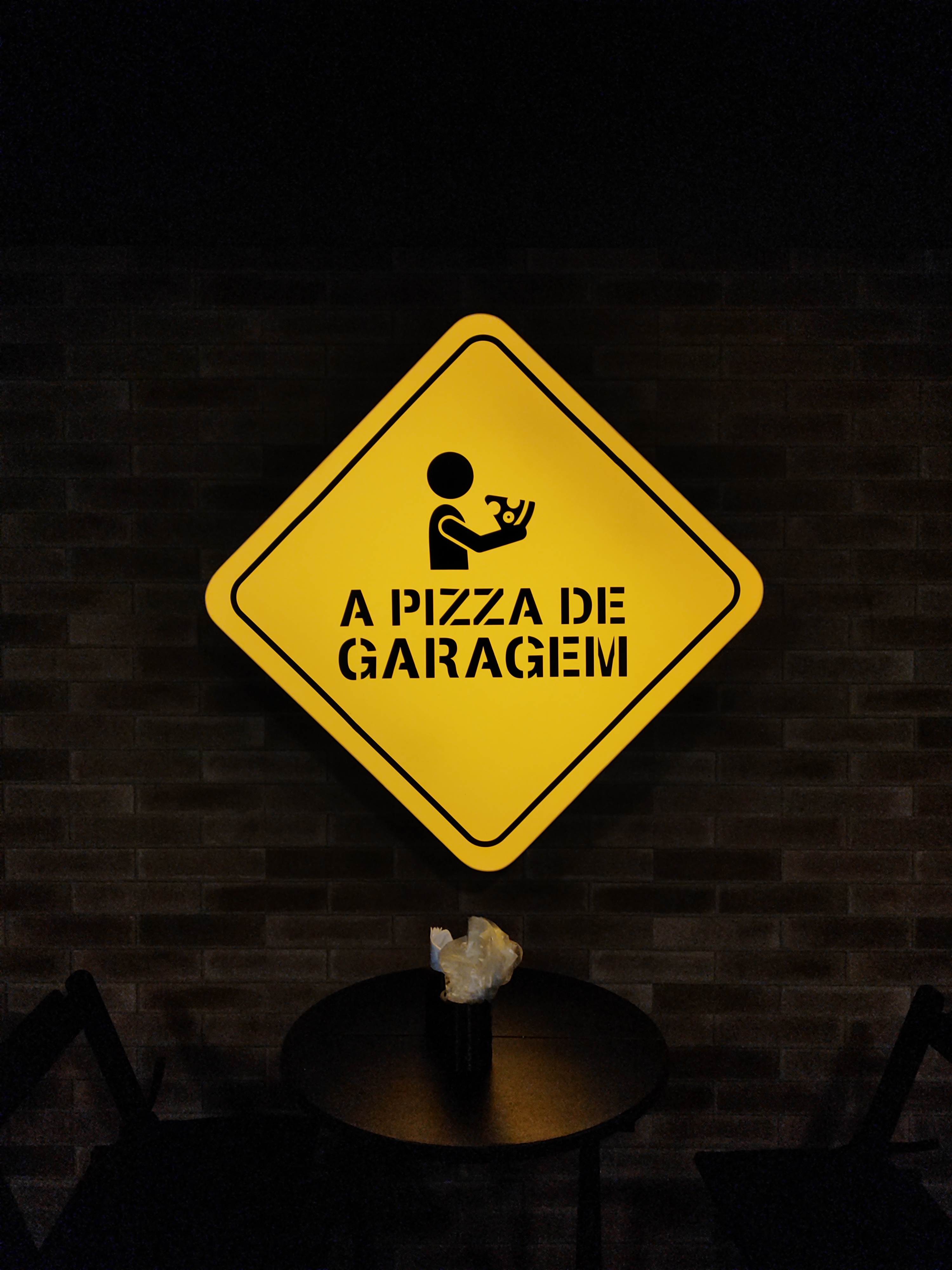 A Pizza de Garagem - Luminoso amarelo