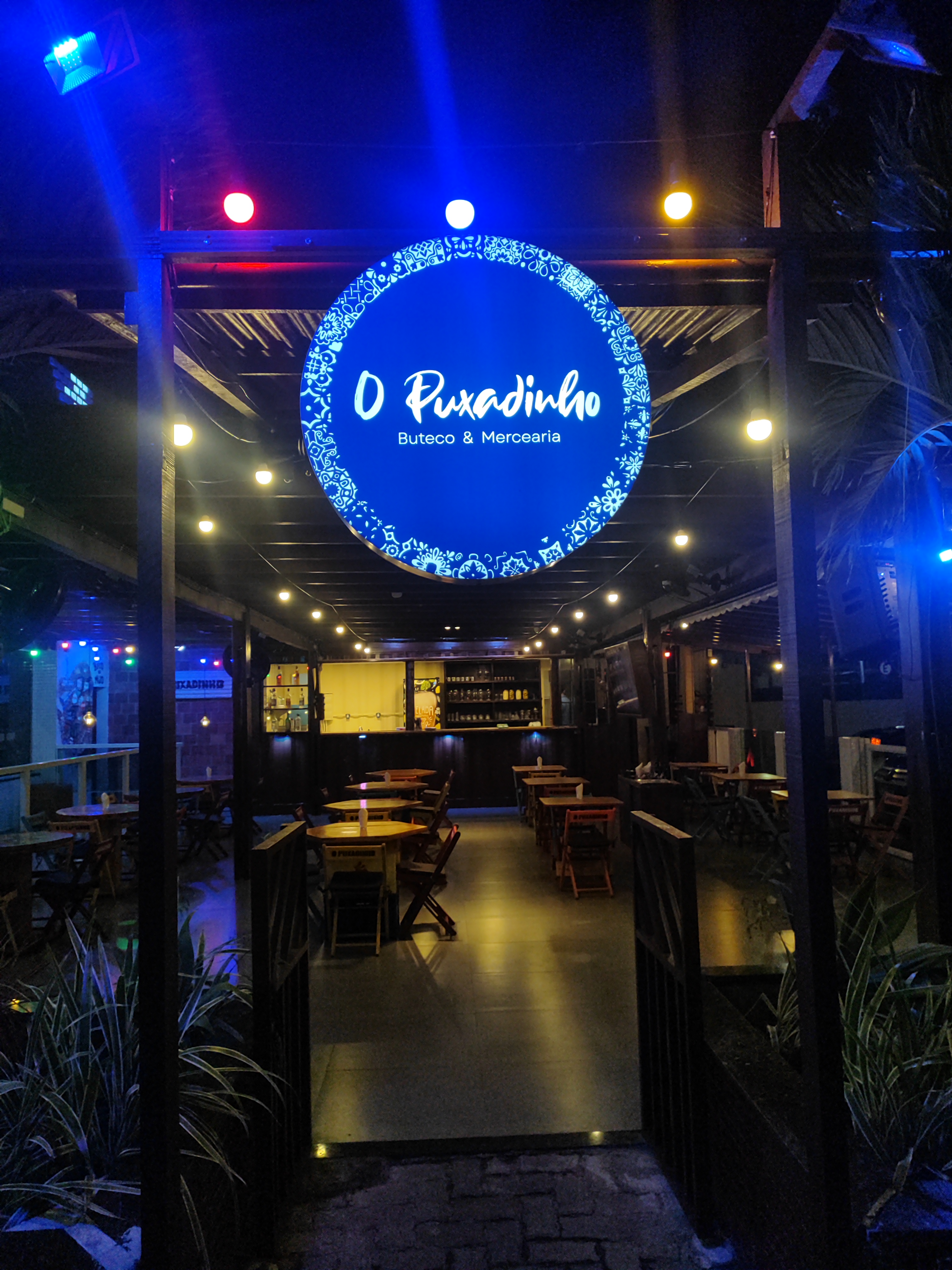 O Puxadinho - Luminoso circular azul