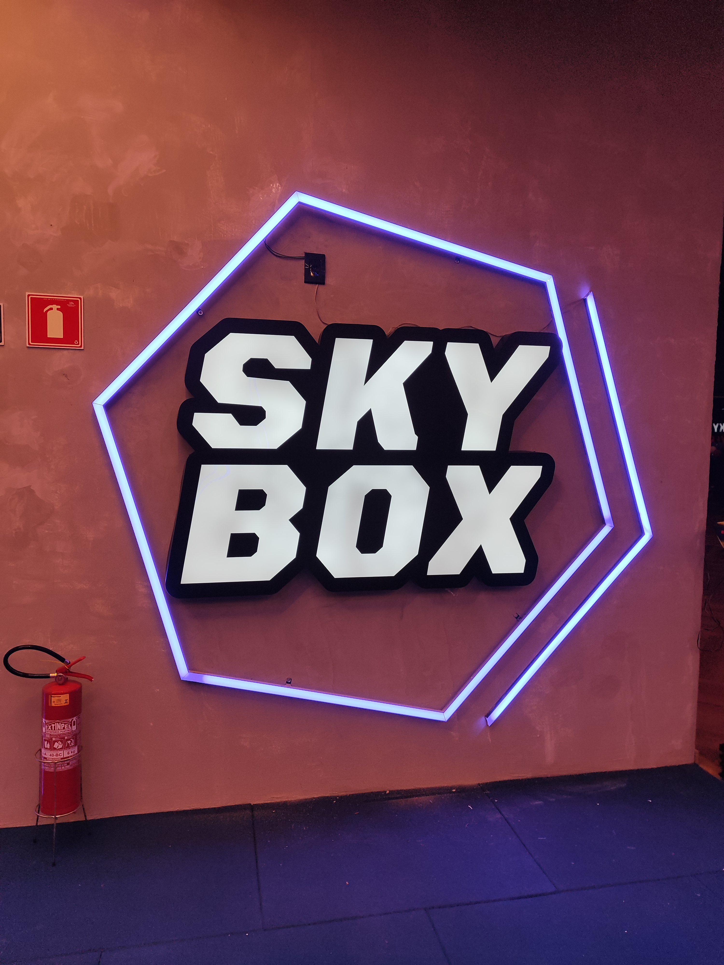 Sky Box - Letreiro com LED hexagonal
