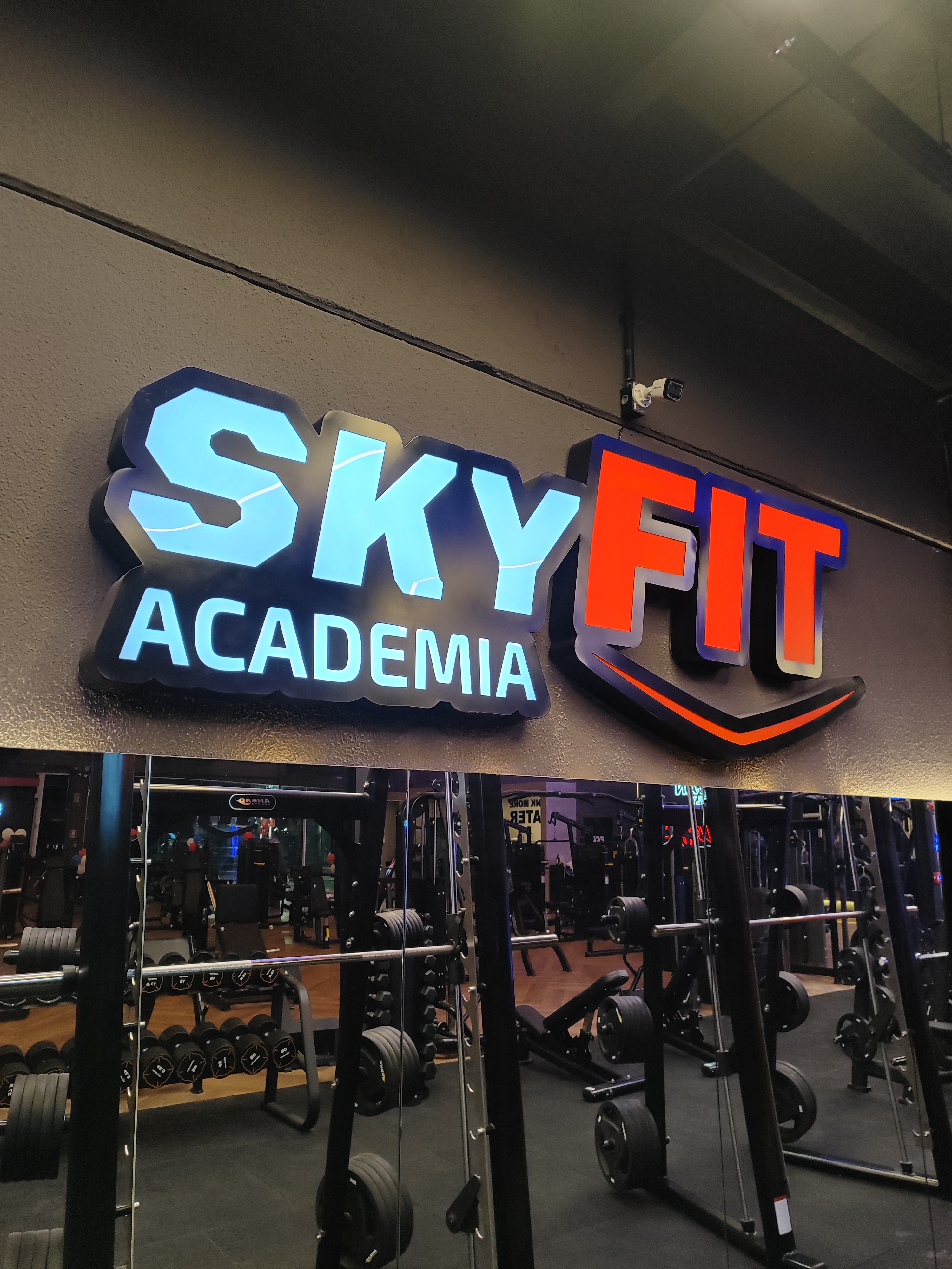 SkyFit Academia - Letreiro iluminado
