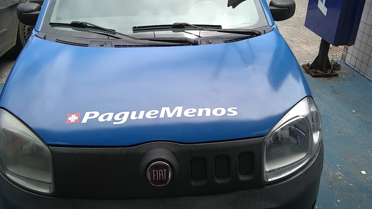 Pague Menos - Logo no capô